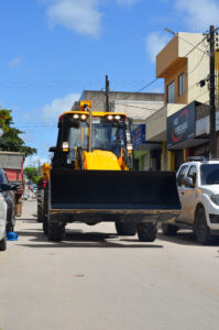 Prefeitura de Saloá entrega nova retroescavadeira e trator com grade para reforçar os serviços do município