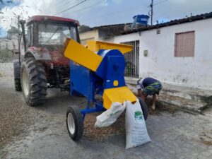 Prefeitura segue apoiando agricultores com a tradicional batida de feijão