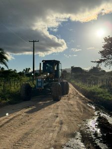 Prefeitura de Saloá intensifica recuperação de estradas na zona rural do município